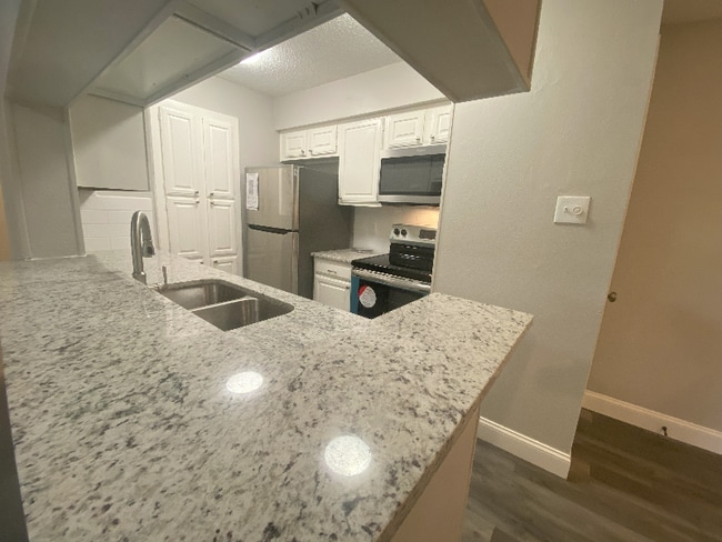 1310 Harwell Dr in Arlington, TX - Foto de edificio - Building Photo