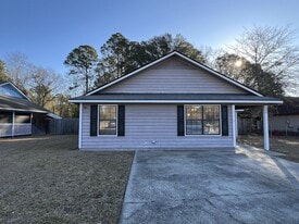 1330 Forest Lake Dr in Hinesville, GA - Building Photo