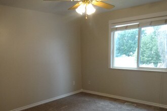 5365 S 3750 W in Roy, UT - Foto de edificio - Building Photo