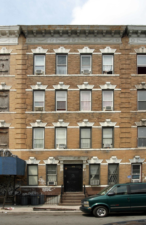 125 Thames St in Brooklyn, NY - Building Photo