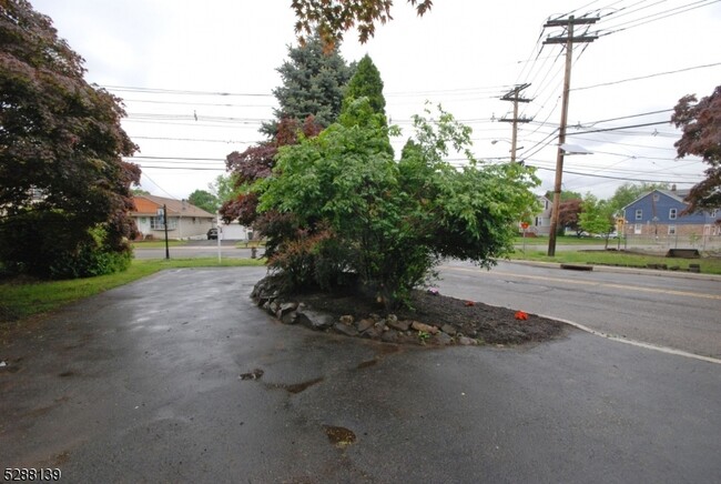 7 Lindsley Rd in Little Falls, NJ - Foto de edificio - Building Photo