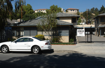 8813 Fenwick St in Sunland, CA - Foto de edificio - Building Photo