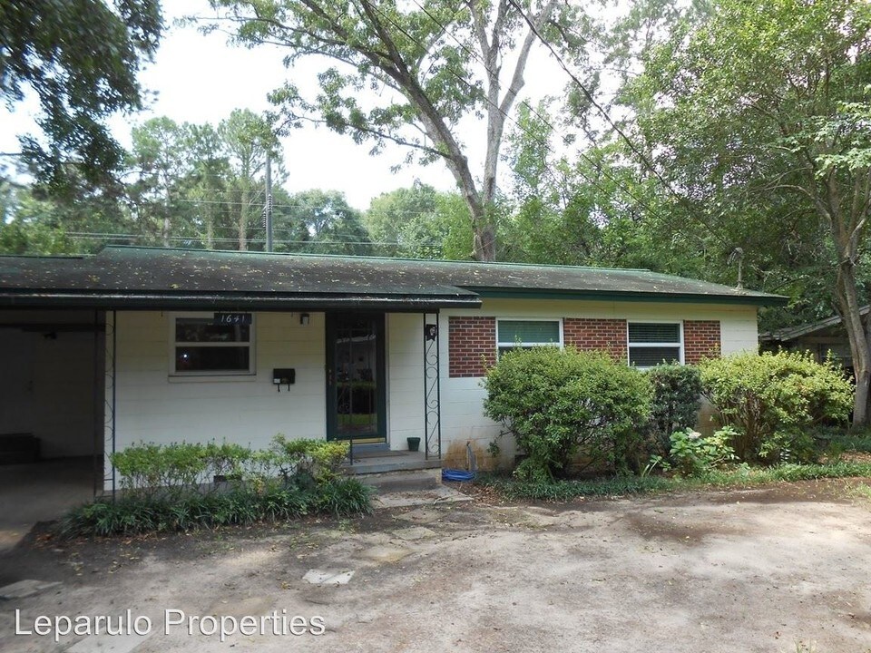1641 Airport Dr in Tallahassee, FL - Building Photo