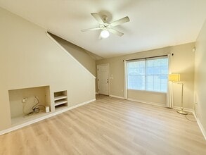 2738 W Tharpe St in Tallahassee, FL - Foto de edificio - Building Photo