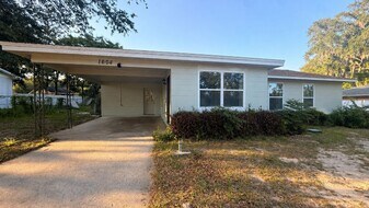 1604 Woodlyn Dr in Leesburg, FL - Building Photo
