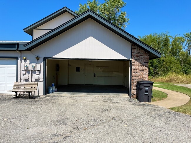 2500 Mill Way in Bartlesville, OK - Foto de edificio - Building Photo