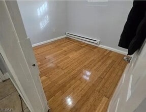 588 S 10th St, Unit 1B in Newark, NJ - Building Photo - Building Photo