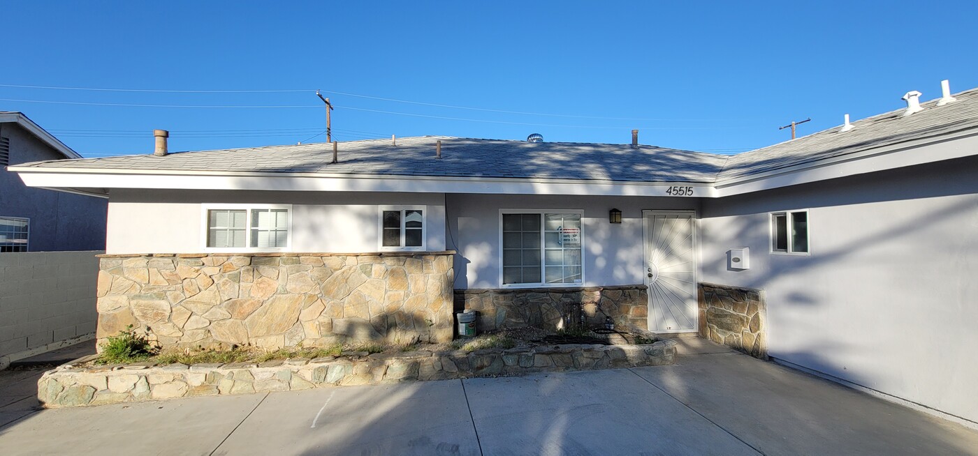 45515 3rd St E in Lancaster, CA - Building Photo