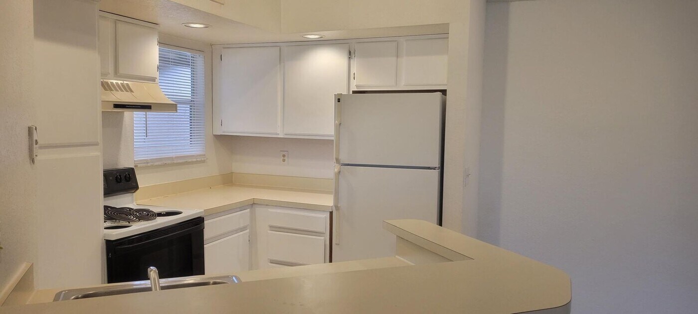 5725 Gatlin Ave in Orlando, FL - Building Photo