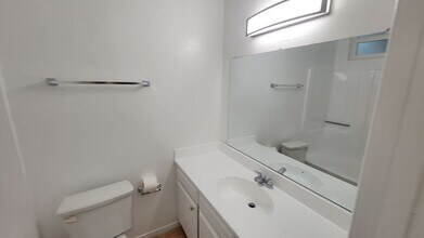 11007 Hartsook St in Los Angeles, CA - Building Photo - Building Photo