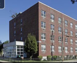 123 W Columbia St in Hempstead, NY - Building Photo