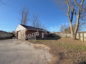 2224 W Village Ln in Springfield, MO - Building Photo - Building Photo