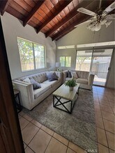 17252 Apel Ln in Huntington Beach, CA - Foto de edificio - Building Photo