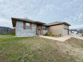 633 S Southgate Dr in Nixa, MO - Building Photo