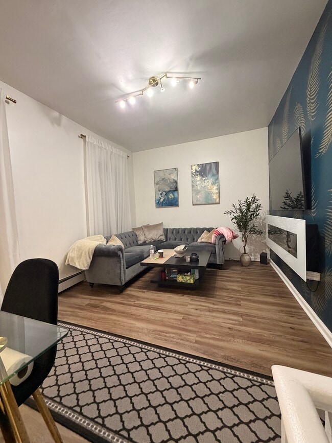 2706 Bridge St, Unit 2nd floor