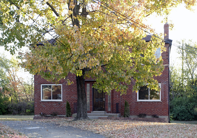 3933 E Gatewood Ln in Silverton, OH - Foto de edificio - Building Photo