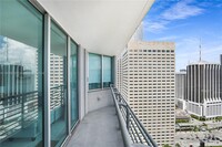 335 S Biscayne Blvd in Miami, FL - Building Photo - Building Photo