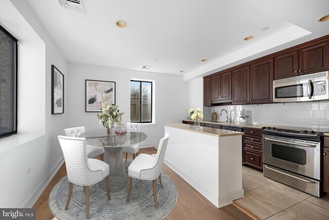 222 W Rittenhouse Square in Philadelphia, PA - Building Photo - Building Photo