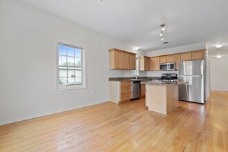 39 Montgomery St, Unit 3 in Cambridge, MA - Foto de edificio - Building Photo