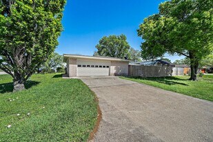 1033 25th Ave N in Texas City, TX - Building Photo
