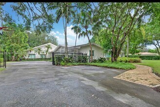 6875 SW 96th St in Pinecrest, FL - Building Photo - Building Photo