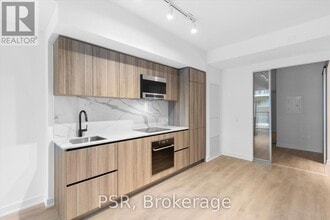 117-117 Broadway Ave in Toronto, ON - Building Photo - Building Photo