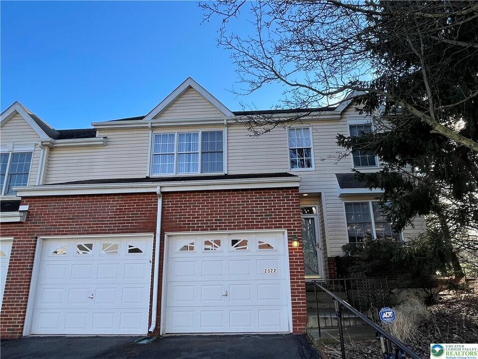 2322 Fox Meadow Dr in Allentown, PA - Foto de edificio