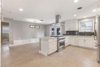 561 E William David Pkwy in Metairie, LA - Building Photo - Building Photo