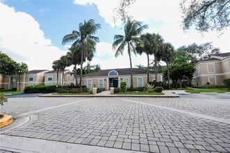 833 Riverside Dr in Coral Springs, FL - Building Photo - Building Photo