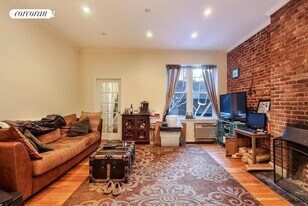 158 W 94th St in New York, NY - Building Photo