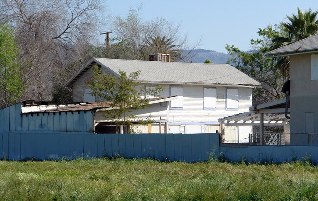 572 W 8th St in San Bernardino, CA - Foto de edificio - Building Photo