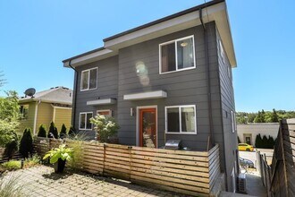 4712 Delridge Way SW, Unit Chic Two Story Townhome in Seattle, WA - Building Photo - Building Photo