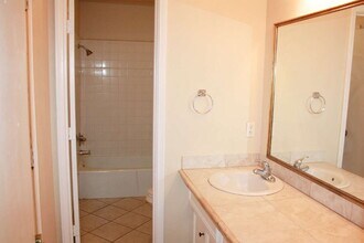 7902 Albany Ave-Unit -B in Lubbock, TX - Foto de edificio - Building Photo