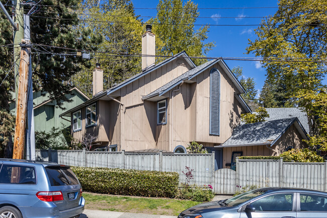 Foxwood Hills in North Vancouver, BC - Building Photo - Building Photo