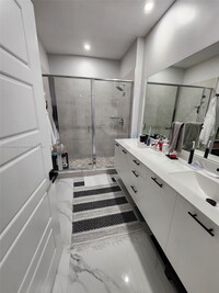 8363 NW 41st St, Unit DORAL CUSTOM UPGRADED in Doral, FL - Building Photo - Building Photo