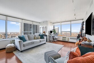 70 W Burton Pl in Chicago, IL - Building Photo - Building Photo