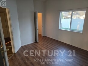 1043 Rainwood Ln in Grants Pass, OR - Building Photo - Building Photo