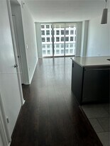 500 Brickell Ave, Unit 2106 in Miami, FL - Building Photo - Building Photo