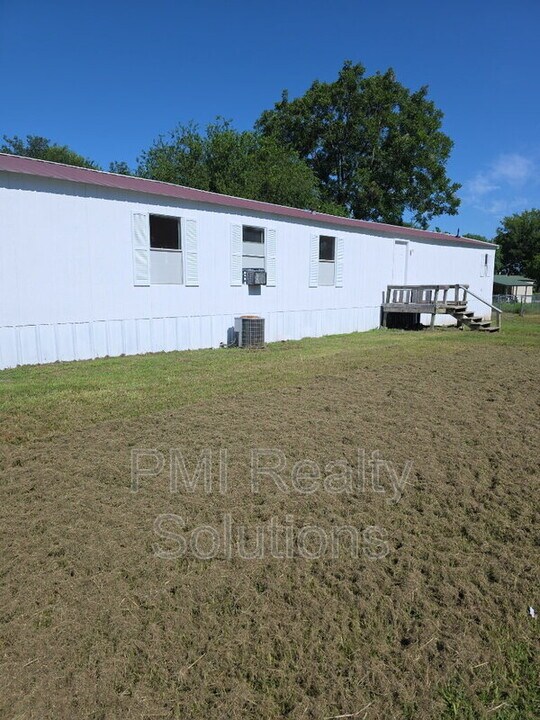 305 W Dixieland Ave in Porter, OK - Building Photo