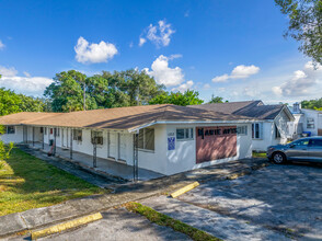 1203 N 17th Ct in Hollywood, FL - Building Photo - Building Photo