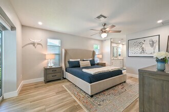 2305 Kings Lake Blvd in Naples, FL - Foto de edificio - Building Photo
