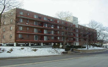 135 Quincy Ave Apartments in Quincy, MA - Foto de edificio - Building Photo