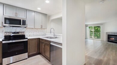 12670 NE 10th Pl in Bellevue, WA - Building Photo - Building Photo