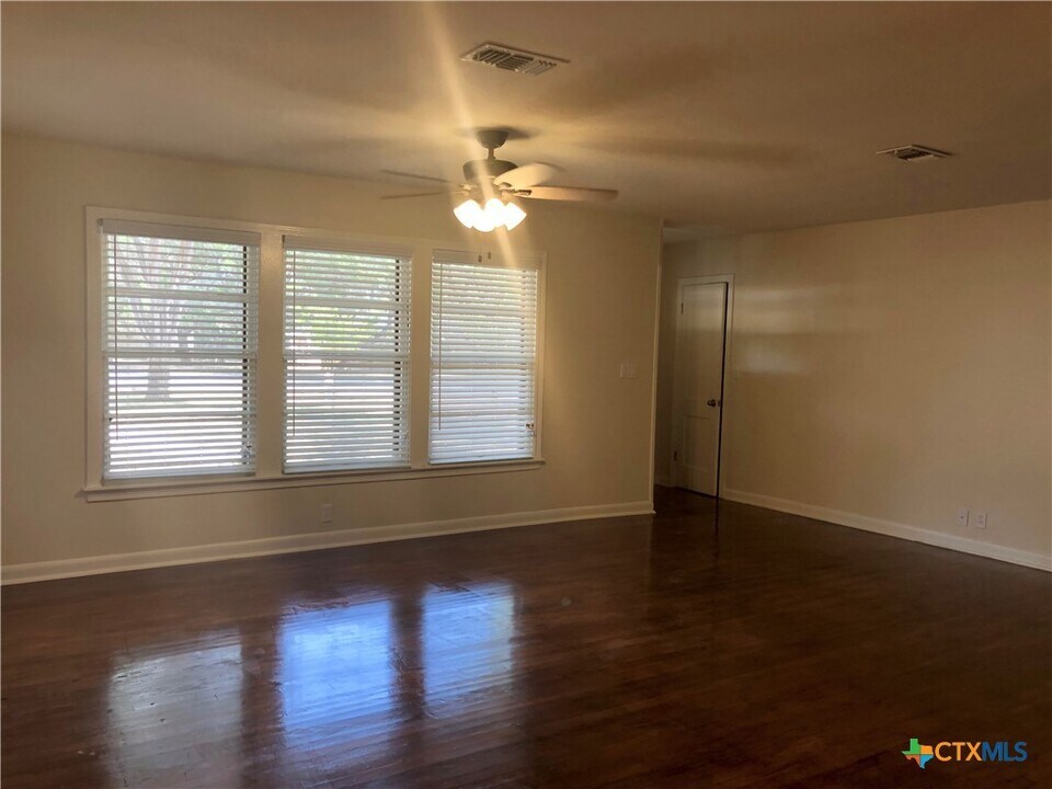 1002 Hazelton St in San Marcos, TX - Building Photo