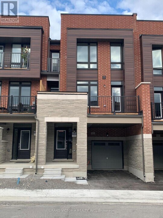 63 Blick Crescent in Aurora, ON - Building Photo