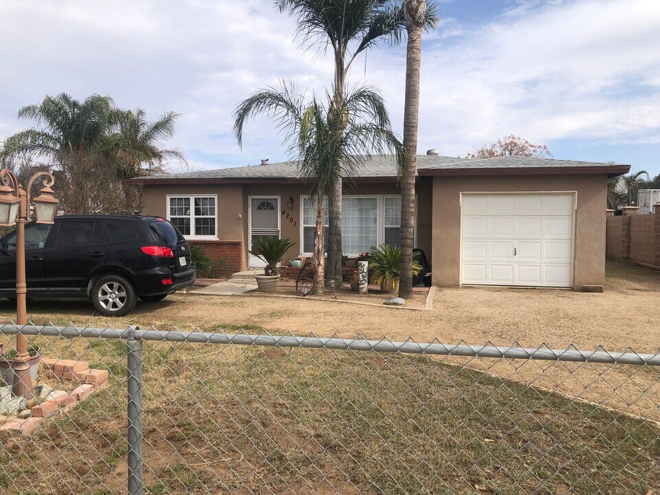 4201 Center Ave in Norco, CA - Building Photo
