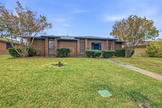 1746 Glencairn Ln in Lewisville, TX - Foto de edificio - Building Photo