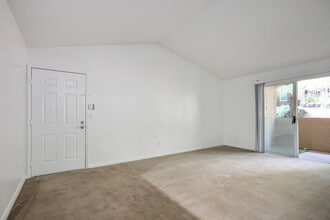 231 W Horizon Ridge Pkwy in Henderson, NV - Building Photo - Building Photo