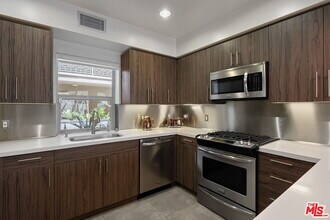11023 Fruitland Dr in Los Angeles, CA - Building Photo - Building Photo