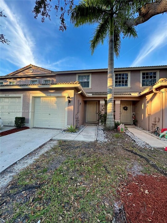 8655 N Southgate Shores Cir in Tamarac, FL - Building Photo